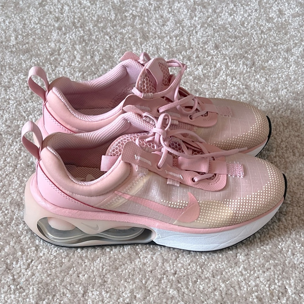 EUC Nike Air Max Women’s Size 6.5/Youth Size 5